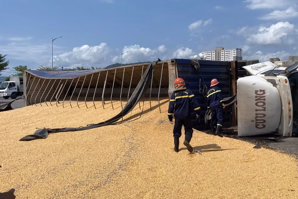 Xe container chở bắp bị lật nghiêng khi ôm cua tại vòng xoay trước cổng khu biệt thự Đại Phú Gia (Ảnh: Nguyễn Dũng).
