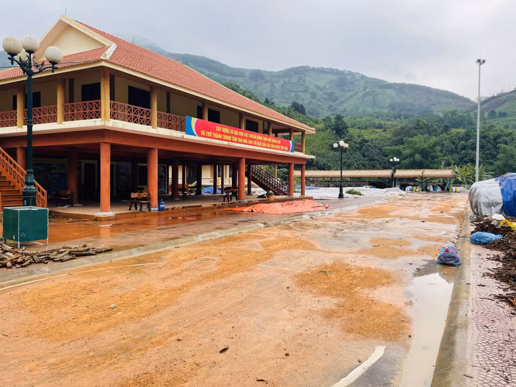 Mưa lớn làm trôi bùn, đất xuống khu vực Trung tâm Văn hóa xã Đại Dực, ảnh hưởng đến cuộc sống và sinh hoạt của nhân dân.
