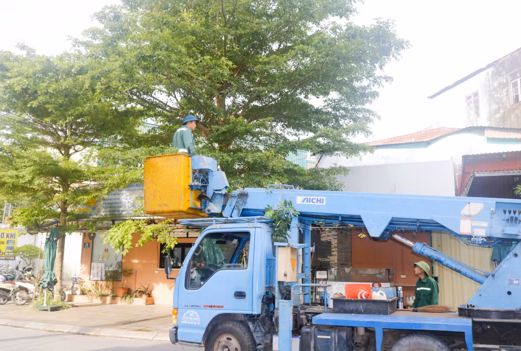 Công nhân môi trường ở Móng Cái làm việc vào cuối giờ chiều khi thời tiết mát để đảm bảo sức khỏe.