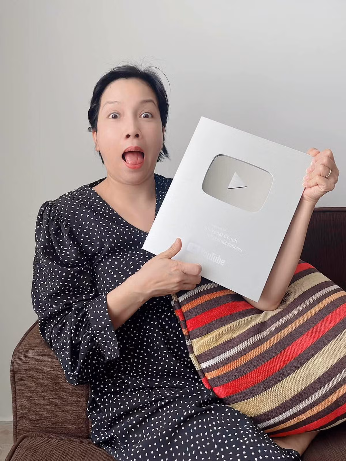 Mỹ Linh khoe đạt nút bạc sau 1 năm dạy hát: "Người giàu có nút vàng, kim cương, chị đẹp Mỹ Linh cố gắng dạy hát, sau một năm được nút bạc YouTube. Cả nhà ơi vỗ tay để chị đẹp Mỹ Linh sản xuất clip nữa nhé".