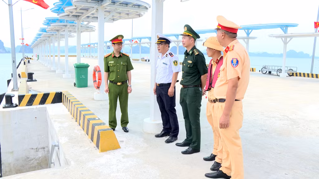 Lực lượng chức năng của tỉnh kiểm tra cơ sở vật chất đảm bảo cho tàu thuyền đón trả khách đi các tuyến đảo tại Bến cảng Ao Tiên, huyện Vân Đồn.