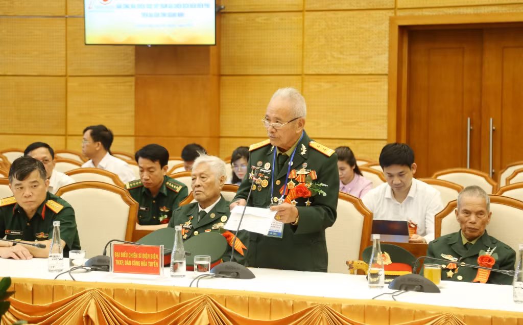 CCB Nguyễn Quang Phục (95 tuổi, huyện Đầm Hà) trao đổi tại Hội nghị gặp mặt, tri ân các Anh hùng liệt sĩ, chiến sĩ Điện Biên, TNXP, dân công hỏa tuyến tham gia Chiến dịch Điện Biên Phủ do tỉnh tổ chức ngày 2/5/2024 .