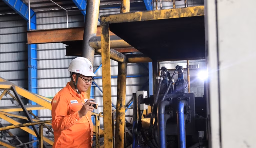 Vận hành viên kiểm tra các thiết bị, máy móc để đảm bảo vận hành liên tục, ổn định