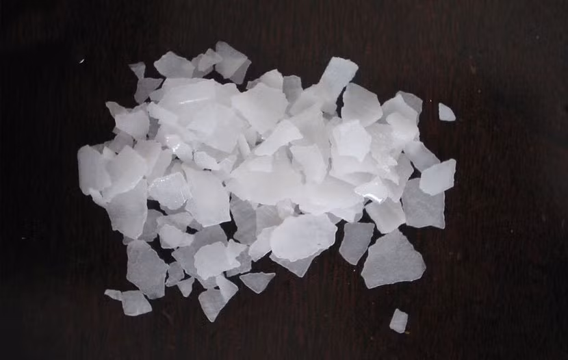 NaOH là hóa chất tồn tại ở thể rắn, có màu trắng, không có mùi. Ảnh: Internet