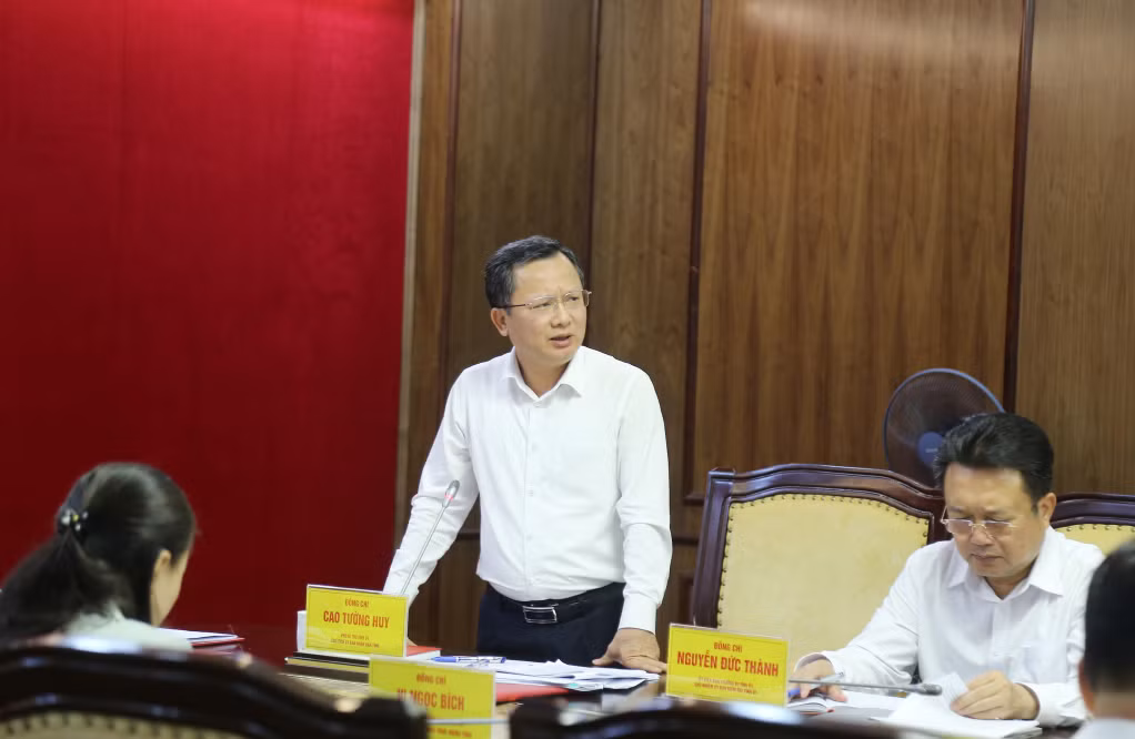 Đồng chí Cao Tường Huy, Phó Bí thư Tỉnh ủy, Chủ tịch UBND tỉnh, phát biểu tại cuộc họp.