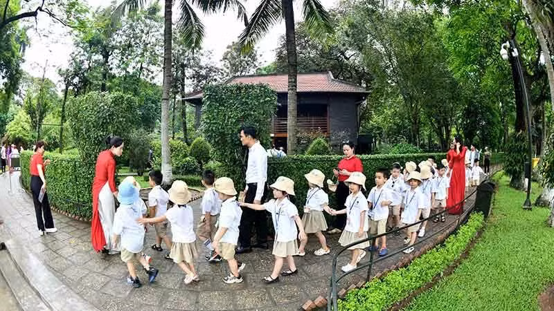Di tích Nhà sàn Bác Hồ luôn là địa chỉ đỏ đối với du khách thập phương. (Ảnh ANH SƠN)