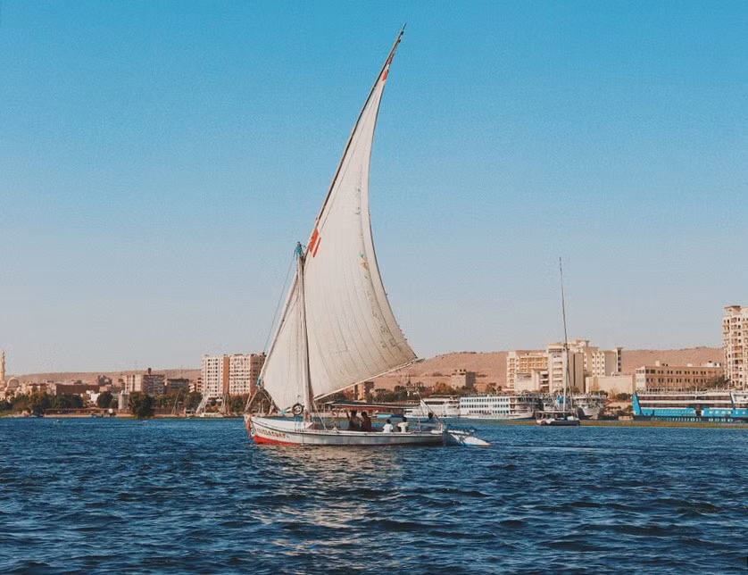 Nghỉ dưỡng tại resort bên bờ sông Nile hay đi thuyền buồm ngắm hoàng hôn là trải nghiệm được nhiều du khách yêu thích khi đến Aswan. Ảnh: BaoBao