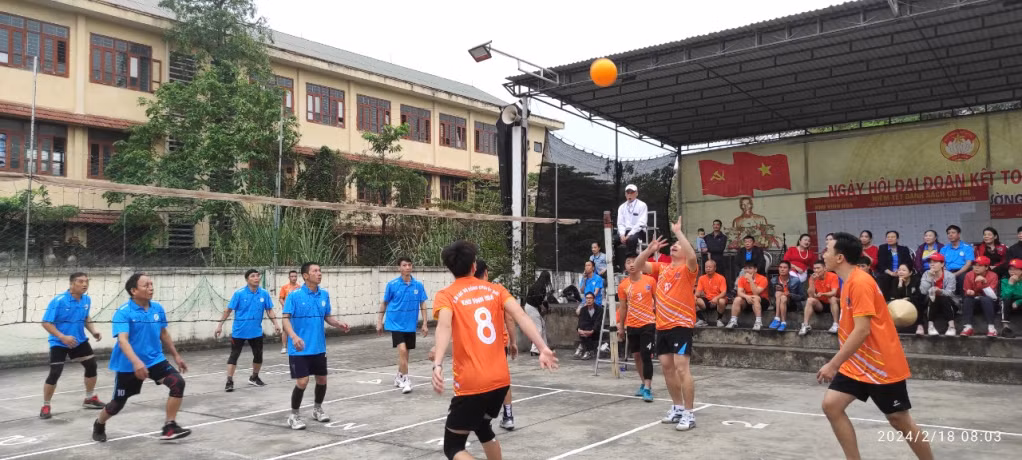 Giao lưu bóng chuyền hơi tại khu phố Vĩnh Hòa (phường Mạo Khê, TX Đông Triều). Ảnh đơn vị cung cấp