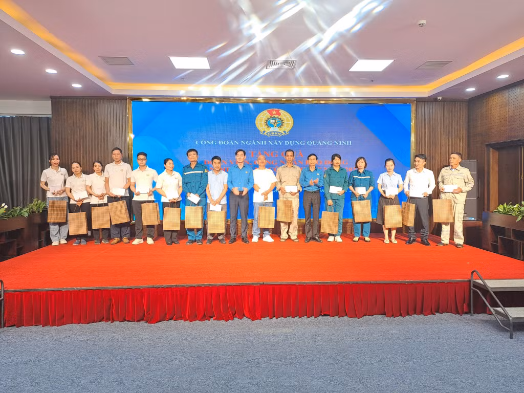 Công đoàn ngành Xây dựng tặng quà CNLĐ có hoàn cảnh khó khăn trong Tháng Công nhân.