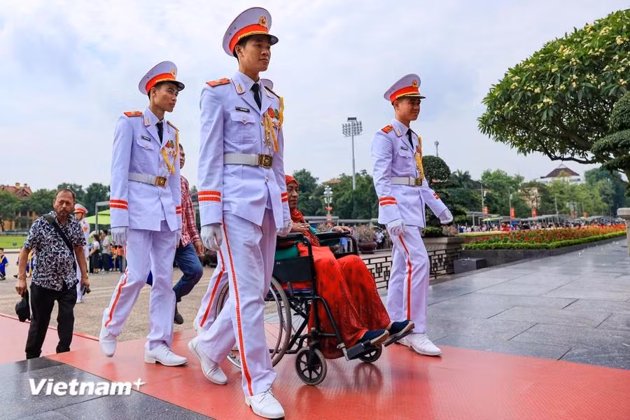 Bạn bè quốc tế cũng vào Lăng viếng Bác nhân dịp kỷ niệm 134 năm ngày sinh của Người. (Ảnh: Hoài Nam/Vietnam+)