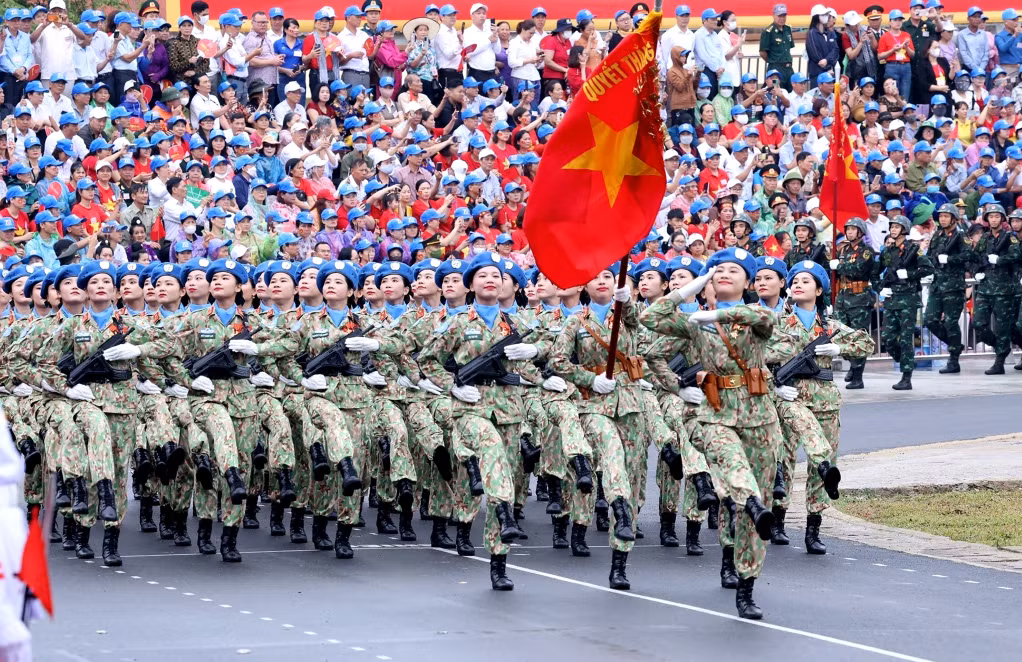 Cán bộ, chiến sĩ LLVT tỉnh Quảng Ninh tham gia diễu binh khối gìn giữ hòa bình.
