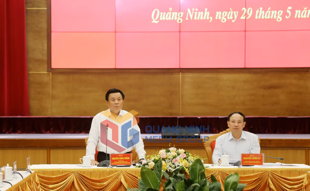 Đồng chí Nguyễn Xuân Thắng, Ủy viên Bộ Chính trị, Giám đốc Học viện Chính trị Quốc gia Hồ Chí Minh, Chủ tịch Hội đồng Lý luận Trung ương, Thường trực Tiểu ban Văn kiện, Tổ trưởng Tổ biên tập Văn kiện Đại hôi XIV của Đảng kết luận buổi làm việc.