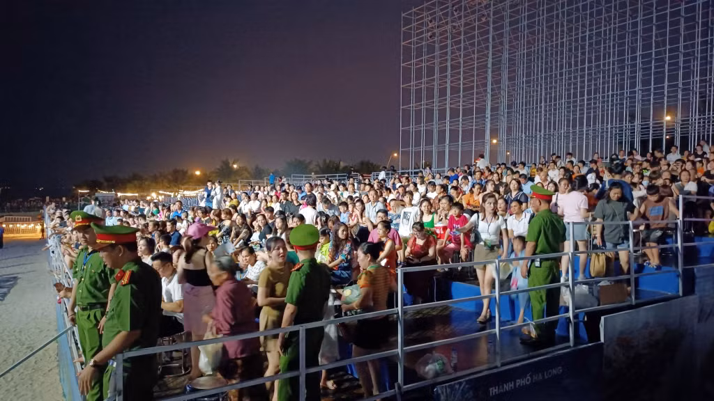 Tăng cường lực lượng bảo đảm ANTT tại chương trình Carnaval Hạ Long 2024. Ảnh: Hoàng Nga