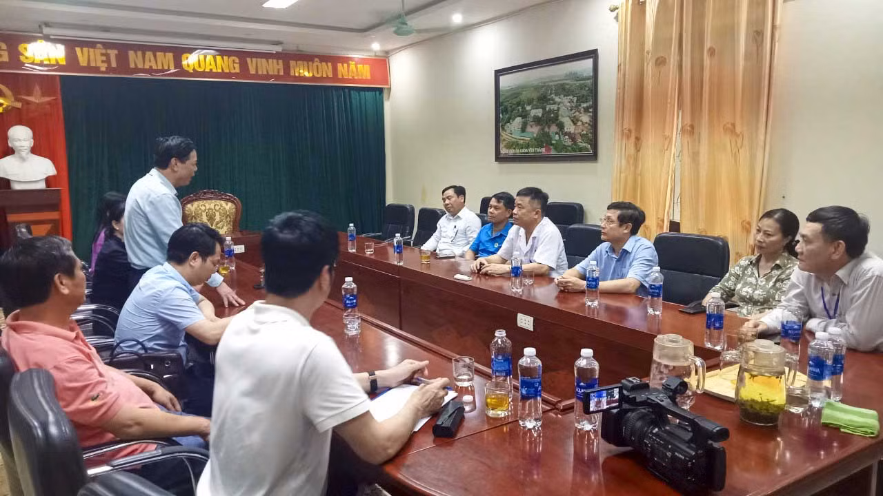 Lãnh đạo Sở Y tế tỉnh Nghệ An và Chi cục An toàn Thực phẩm làm việc với các đơn vị có liên quan để tạo điều kiện tốt nhất điều trị cho người lao động. Ảnh: Duy Chương.