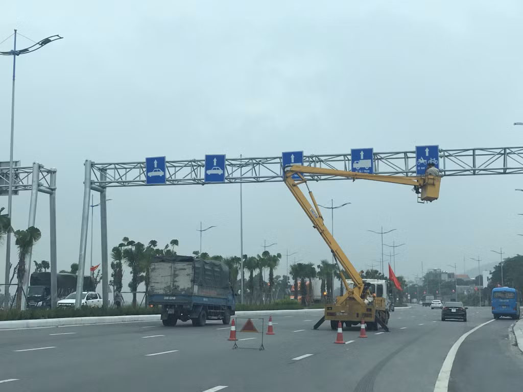 Sở GTVT điều chỉnh hệ thống biển báo trên QL18A đoạn đi qua địa bàn phường Bãi Cháy (TP Hạ Long).