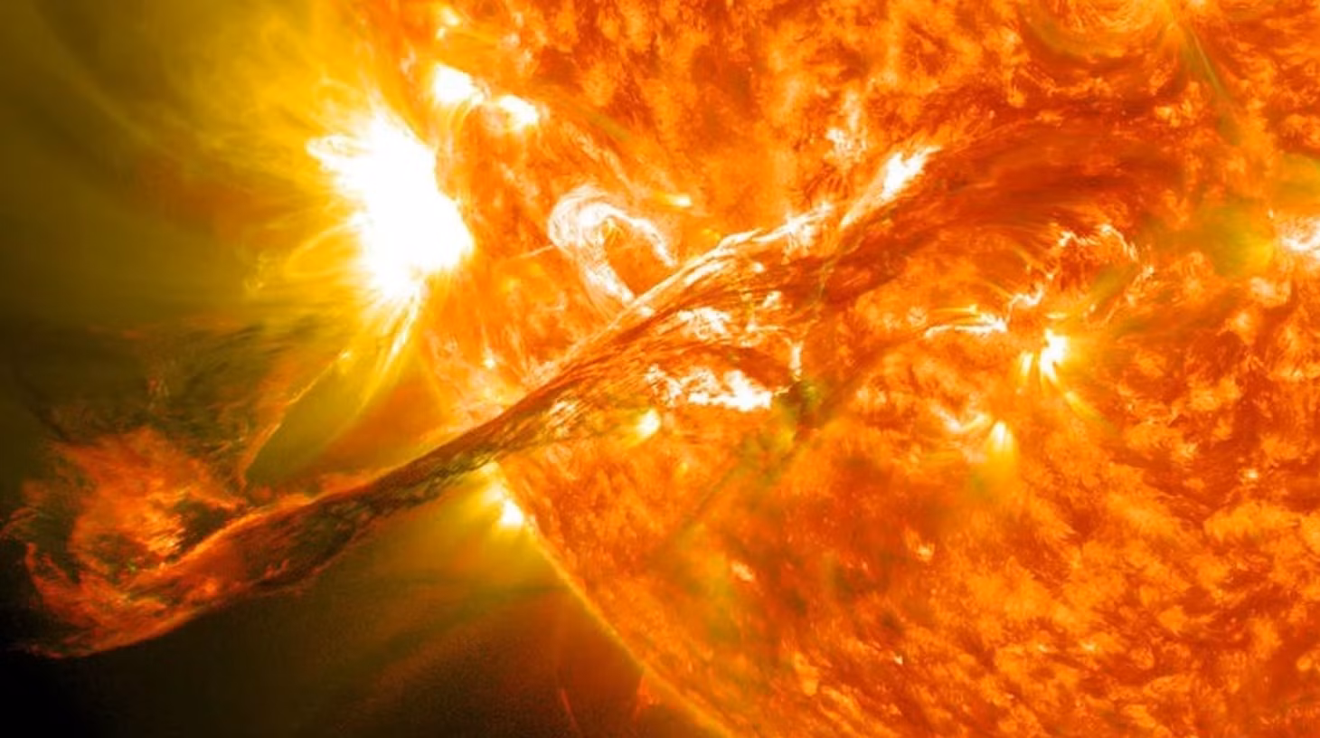 Bão Mặt Trời mạnh nhất hơn hai thập kỷ đã tấn công Trái Đất trong ngày 10/5. Ảnh: NASA