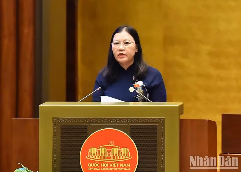Chủ nhiệm Ủy ban Tư pháp Lê Thị Nga trình bày dự thảo Luật Tổ chức tòa án nhân dân (sửa đổi). (Ảnh: Thủy Nguyên)