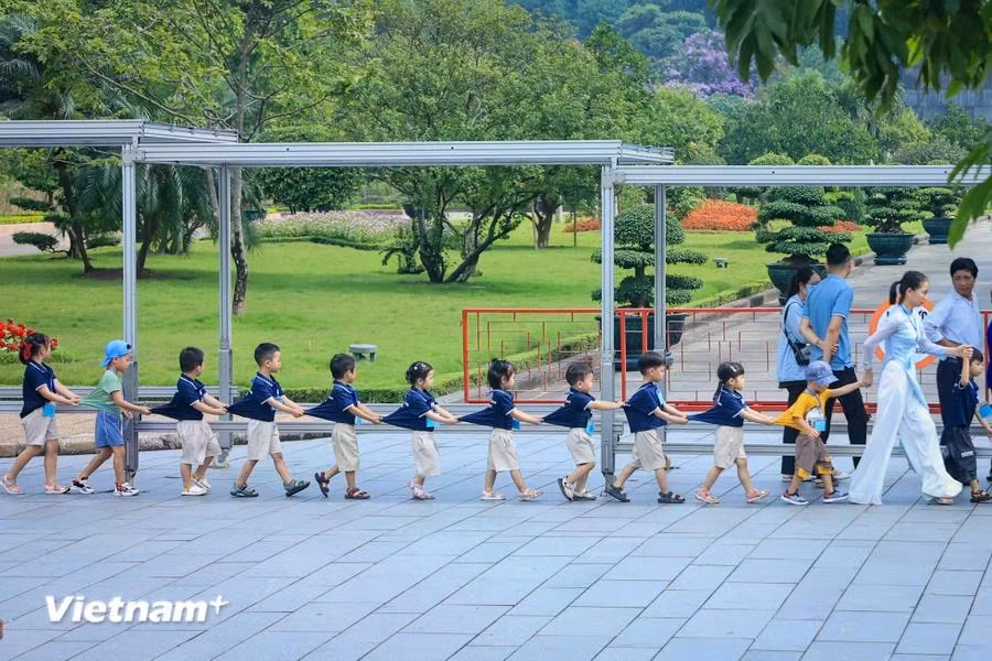 Các em được thày cô giáo đưa đến viếng Lăng và tham quan để khơi gợi niềm yêu nước từ khi còn nhỏ. (Ảnh: Hoài Nam/Vietnam+)