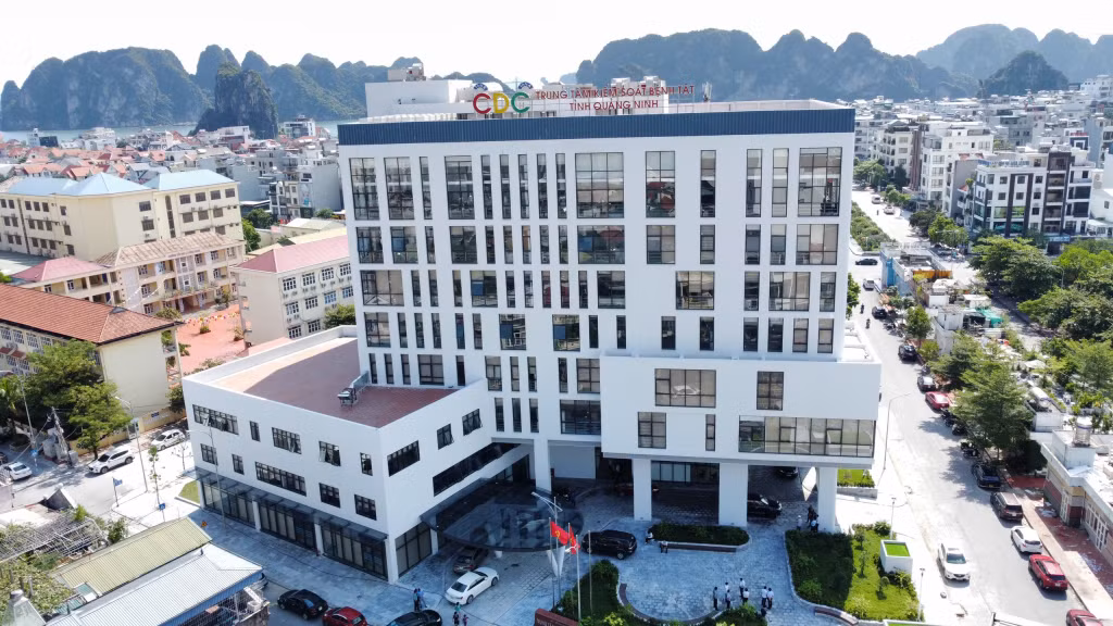 Công trình CDC Quảng Ninh đã hoàn thành xây mới, chuẩn bị gắn biển chào mừng 60 năm Ngày thành lập tỉnh. (Ảnh: Nguyễn Huế)