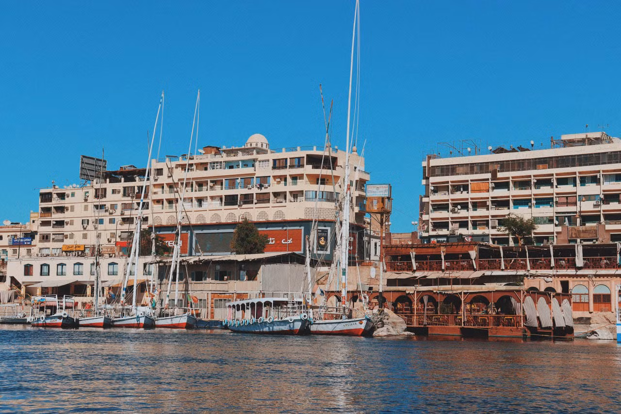 Với lịch sử lâu đời gắn với Ai Cập cổ đại, Aswan sở hữu quần thể nhiều di sản kiến trúc, lăng mộ… thu hút du khách khắp nơi trên thế giới, nổi bật nhất là ngôi đền thiêng Philae – thờ nữ thần Isis. Ảnh: BaoBao