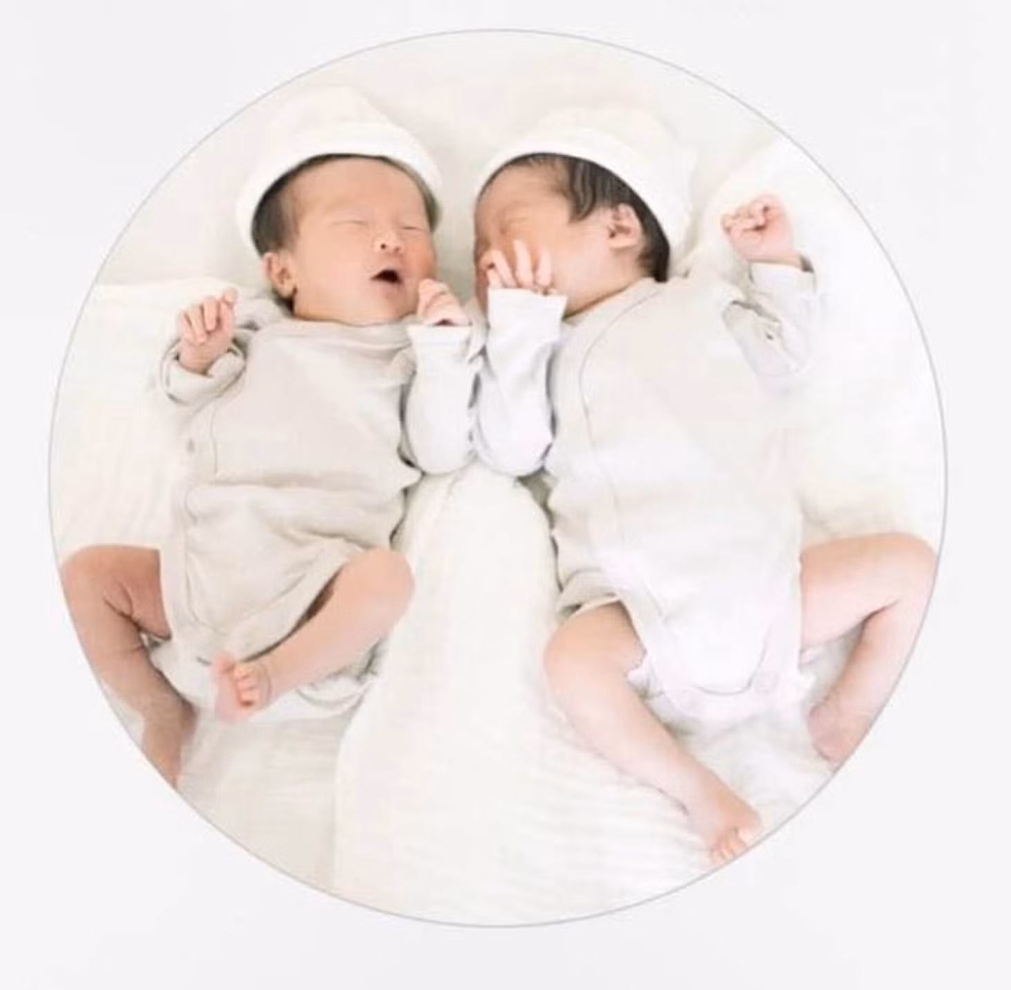 Sam để lộ cận dung mạo của cặp song sinh tên Ijin và Ijun. Sam cho biết đã trải qua những khủng hoảng, khó khăn trong lần đầu làm mẹ. Nữ diễn viên thừa nhận áp lực nhân đôi vì phải quan sát và chăm lo cho 2 bé cùng lúc.