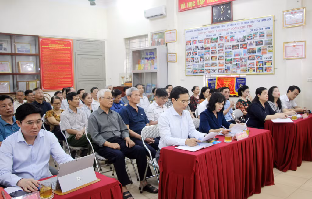 Các đại biểu, đảng viên tham gia dự sinh hoạt chi bộ thường kỳ tháng 5/2024 Chi bộ Khu phố 6, phường Cẩm Thành, TP Cẩm Phả.