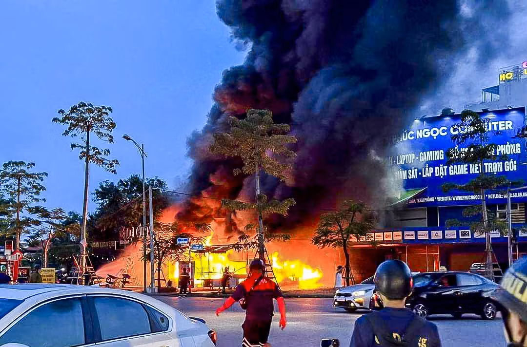 Quán ăn bất ngờ bốc cháy dữ dội. Ảnh: CTV