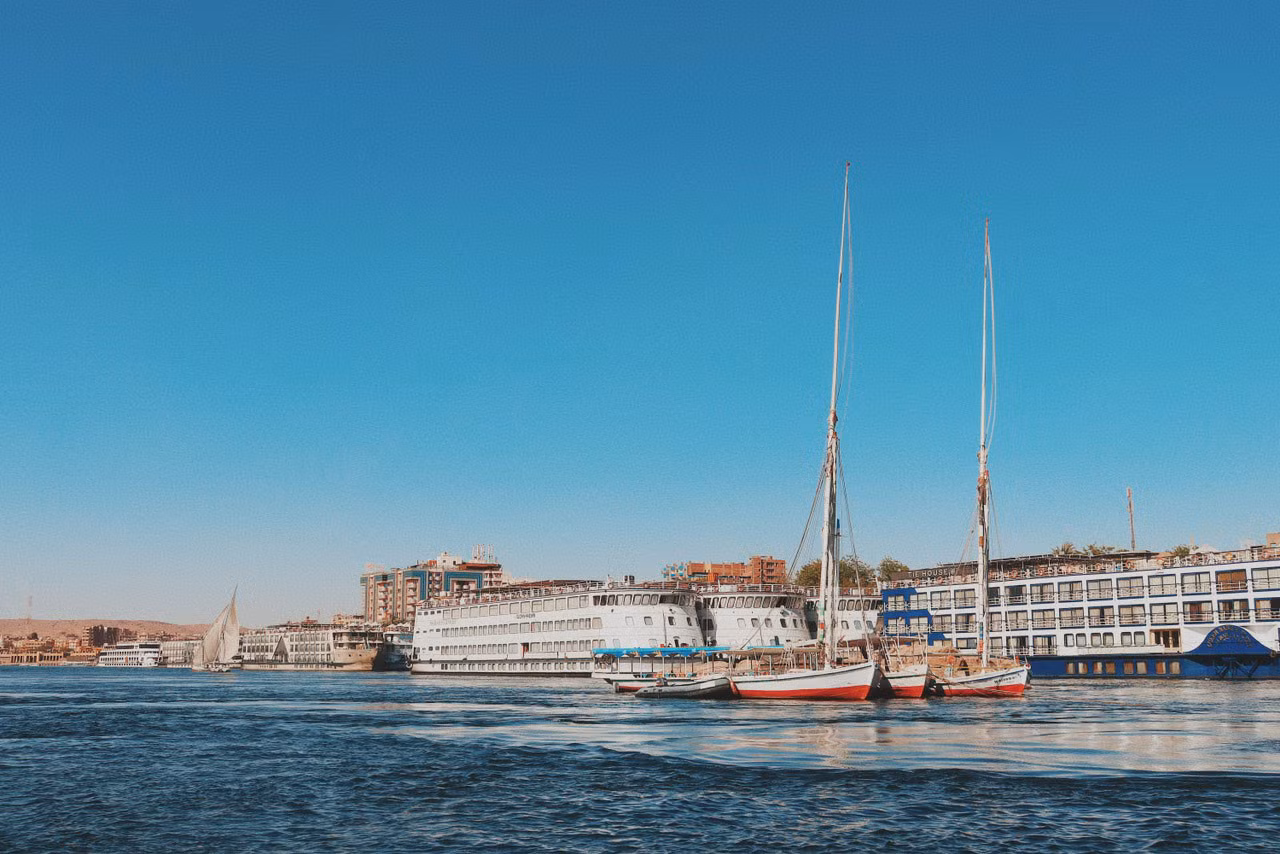 Trên thuyền buồm felucca, du khách sẽ có dịp khám phá đảo Elephantine, đảo Kitchener hay làng cổ Nubian. Ảnh: BaoBao