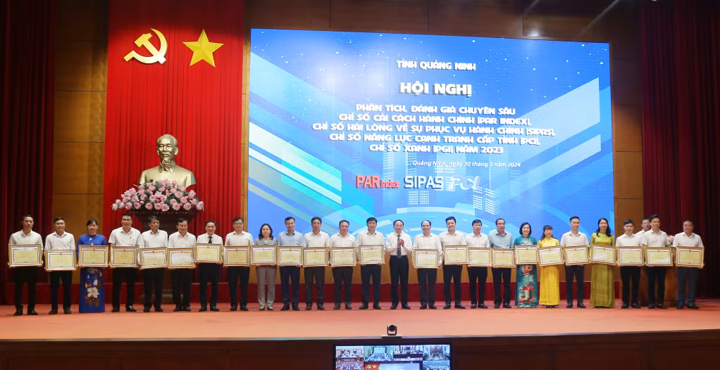 Đồng chí Nguyễn Xuân Ký, Ủy viên Trung ương Đảng, Bí thư Tỉnh ủy, Chủ tịch HĐND tỉnh trao Bằng khen của UBND tỉnh cho các tập thể có thành tích xuất sắc.