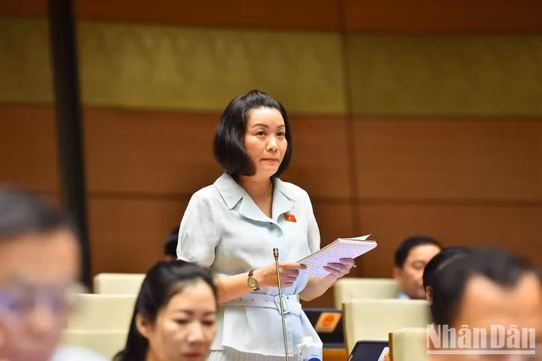 Đại biểu Nguyễn Minh Tâm (Đoàn tỉnh Quảng Bình) đề nghị cần làm rõ các quy định liên quan đến khái niệm cha, mẹ, anh, chị, em... trong dự thảo Luật Đấu giá tài sản. (Ảnh: THỦY NGUYÊN)