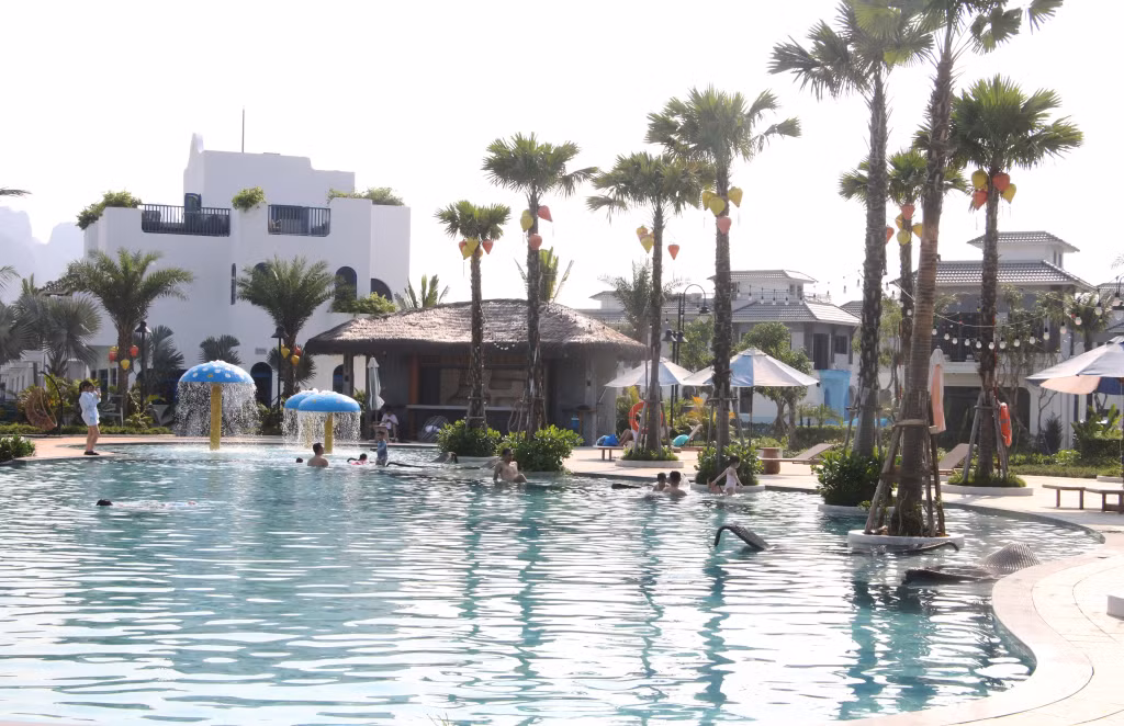 Wyndham Garden Sonasea Vân Đồn sở hữu hệ thống bể bơi trong nhà và ngoài trời.