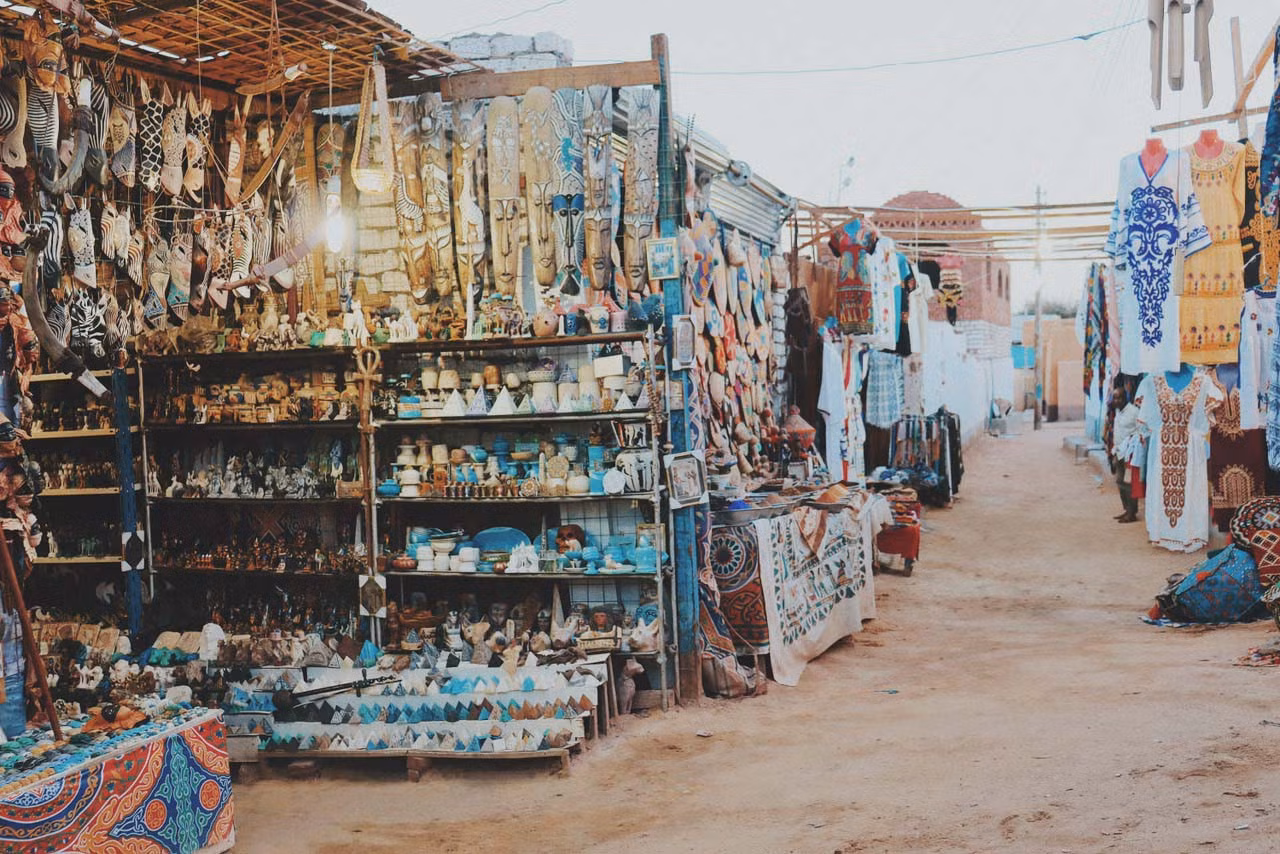 Ngoài ra, khi đến Aswan, du khách có thể dành thời gian khám phá đập thủy điện Aswan hay những ngôi chợ truyền thống. Ảnh: BaoBao