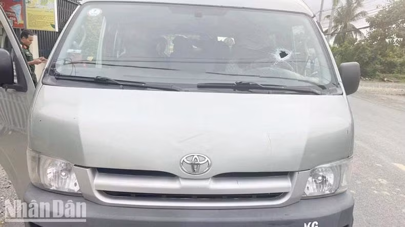 Xe quân sự bị ném đá.