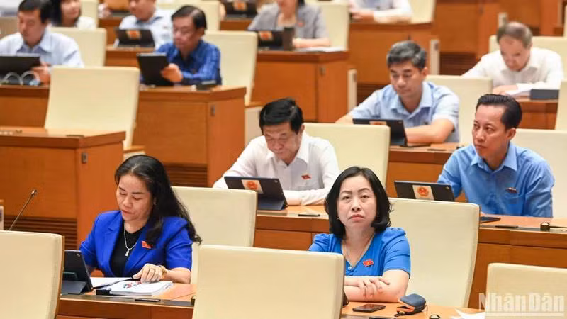 Các đại biểu dự phiên thảo luận ở hội trường về dự án Luật Bảo hiểm xã hội (sửa đổi) sáng 27/5. (Ảnh: DUY LINH)