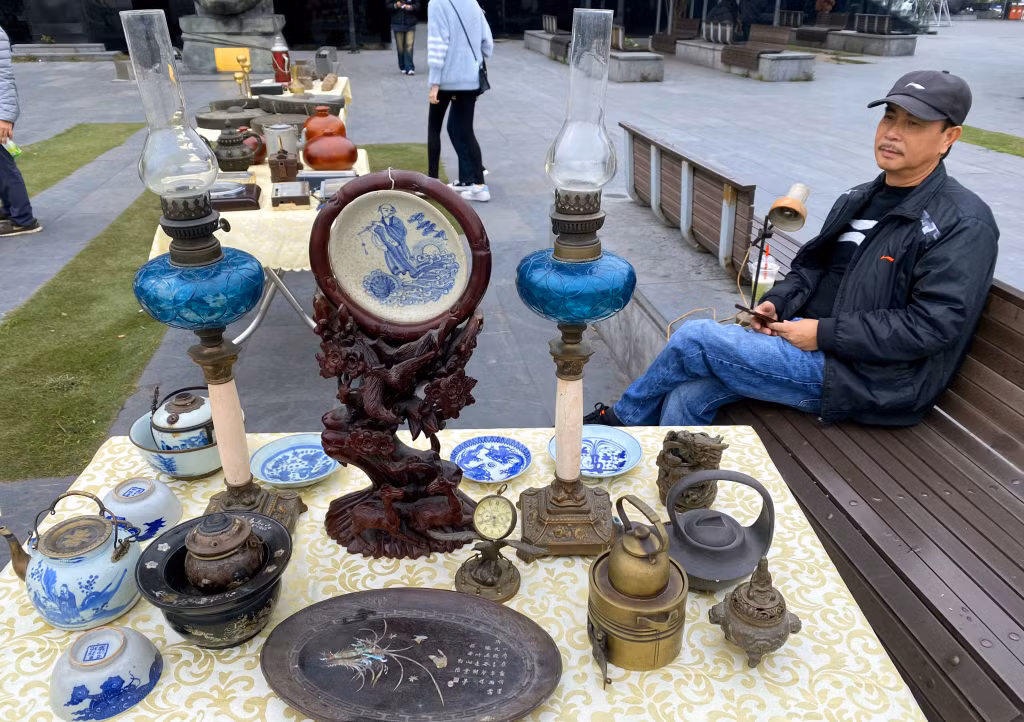 Nhiều hiện vật xưa cũ được trưng bày trong Phiên chợ “Ký ức xưa” tại khuôn viên Bảo tàng Quảng Ninh. Ảnh: Tạ Quân