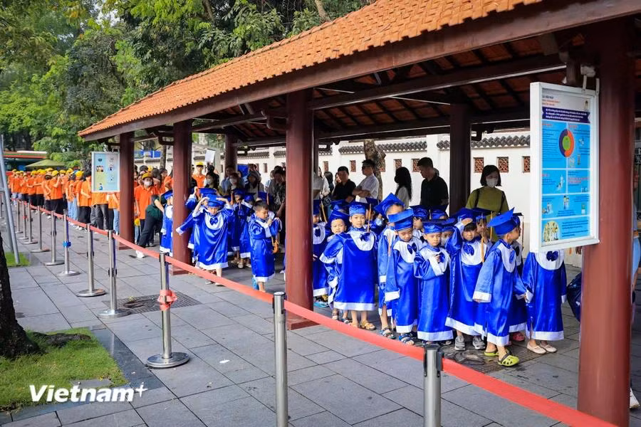 Trong đoàn người xếp hàng ngay từ khu vực cổng vào chờ đến lượt vào Lăng viếng Bác có rất nhiều các em thiếu nhi tuổi mẫu giáo. (Ảnh: Hoài Nam/Vietnam+)