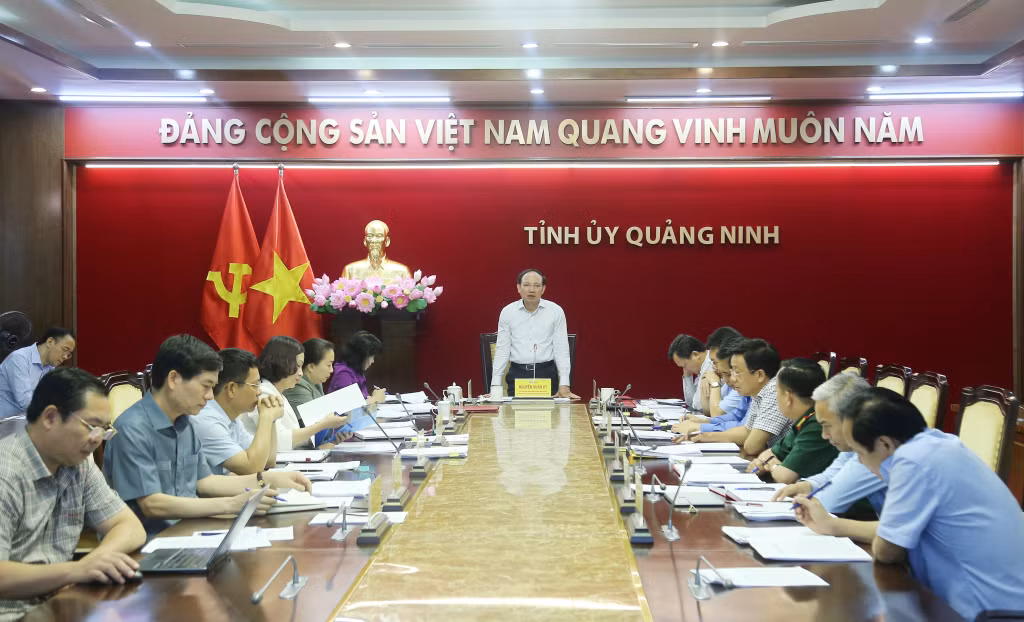 Đồng chí Nguyễn Xuân Ký, Ủy viên Trung ương Đảng, Bí thư Tỉnh ủy, Chủ tịch HĐND tỉnh, chủ trì hội nghị Ban Thường vụ Tỉnh ủy.