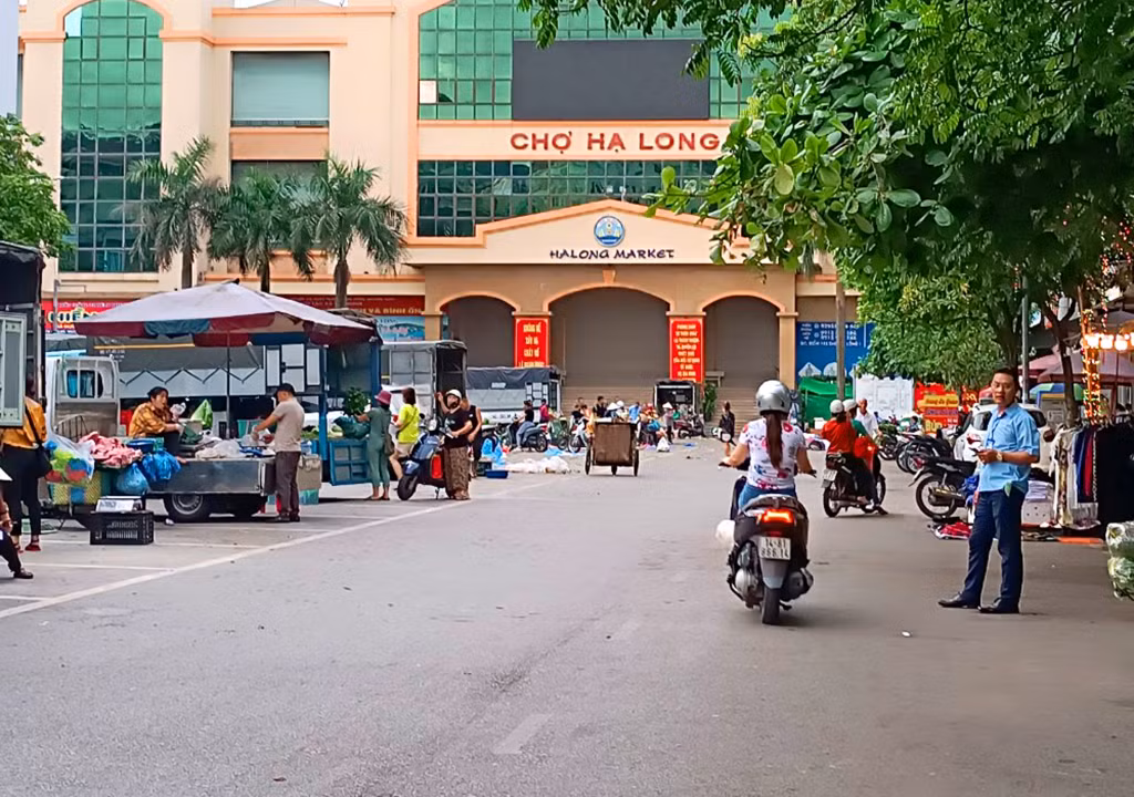 Sau khi kết thúc, chợ sớm được vệ sinh sạch sẽ, đường thông thoáng chuẩn bị cho các hoạt động bình thường của chợ Hạ Long 1.