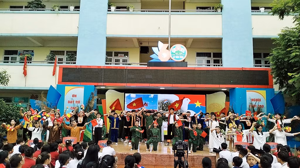 Không khí ngày chiến thắng, niềm vui thống nhất và khát vọng hòa bình được tái hiện trên sân khấu của Trường THCS Lê Văn Tám.