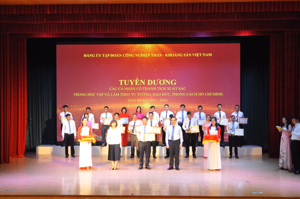 Các cá nhân tiêu biểu có thành tích xuất sắc trong triển khai thực hiện Kết luận số 01-KL-TW, ngày 18-5-2021 của Bộ Chính trị giai đoạn 2021 - 2024.