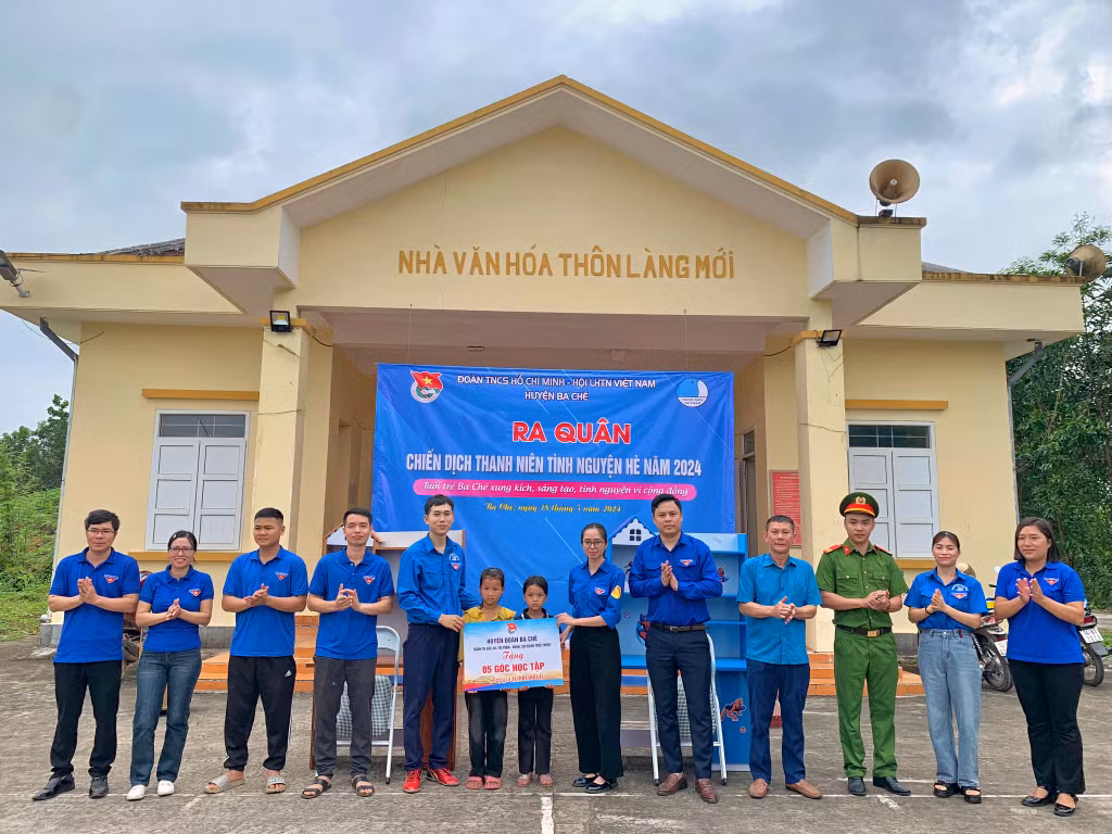 Huyện Đoàn Ba Chẽ ra quân Chiến dịch thanh niên tình nguyện hè năm 2024 trao tặng góc học tập cho trẻ em có hoàn cảnh khó khăn trên địa bàn.
