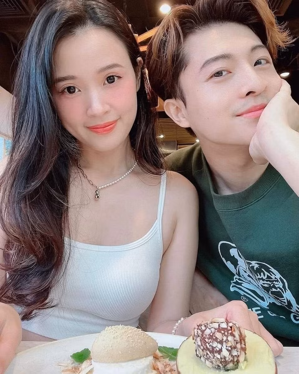 Midu thường xuyên tung “hint” tình cảm bên Harry Lu.