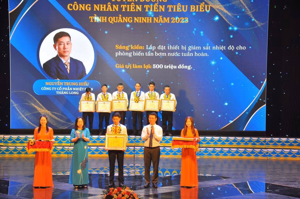 Lãnh đạo Tổng LĐLĐ Việt Nam và Ban Tuyên giáo Tỉnh ủy tặng bằng khen của UBND tỉnh cho công nhân tiêu biểu.