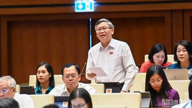 Đại biểu Tô Văn Tám (đoàn Kon Tum) góp ý kiến vào dự thảo Luật Trật tự, an toàn giao thông đường bộ trong phiên thảo luận chiều 22/5. (Ảnh: DUY LINH)
