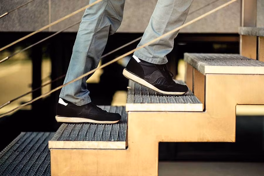 Leo cầu thang liên tục trong một phút là cách bạn kiểm tra sức khỏe tim mạch của mình. Ảnh: AWT