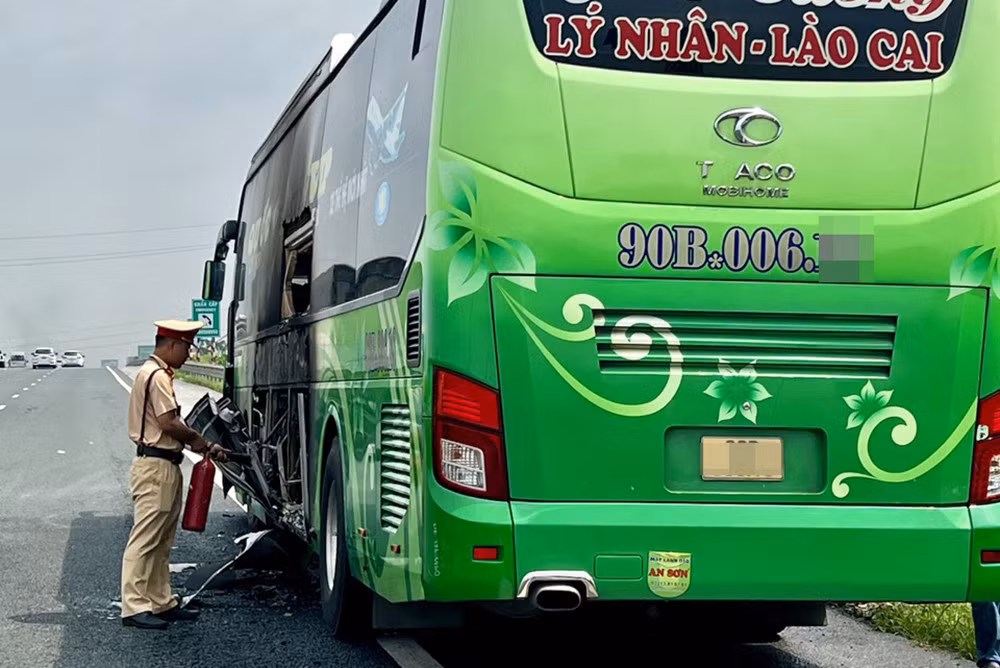 Lực lượng Cảnh sát CSGT kịp thời dập tắt đám cháy ô tô khách. Ảnh: CACC
