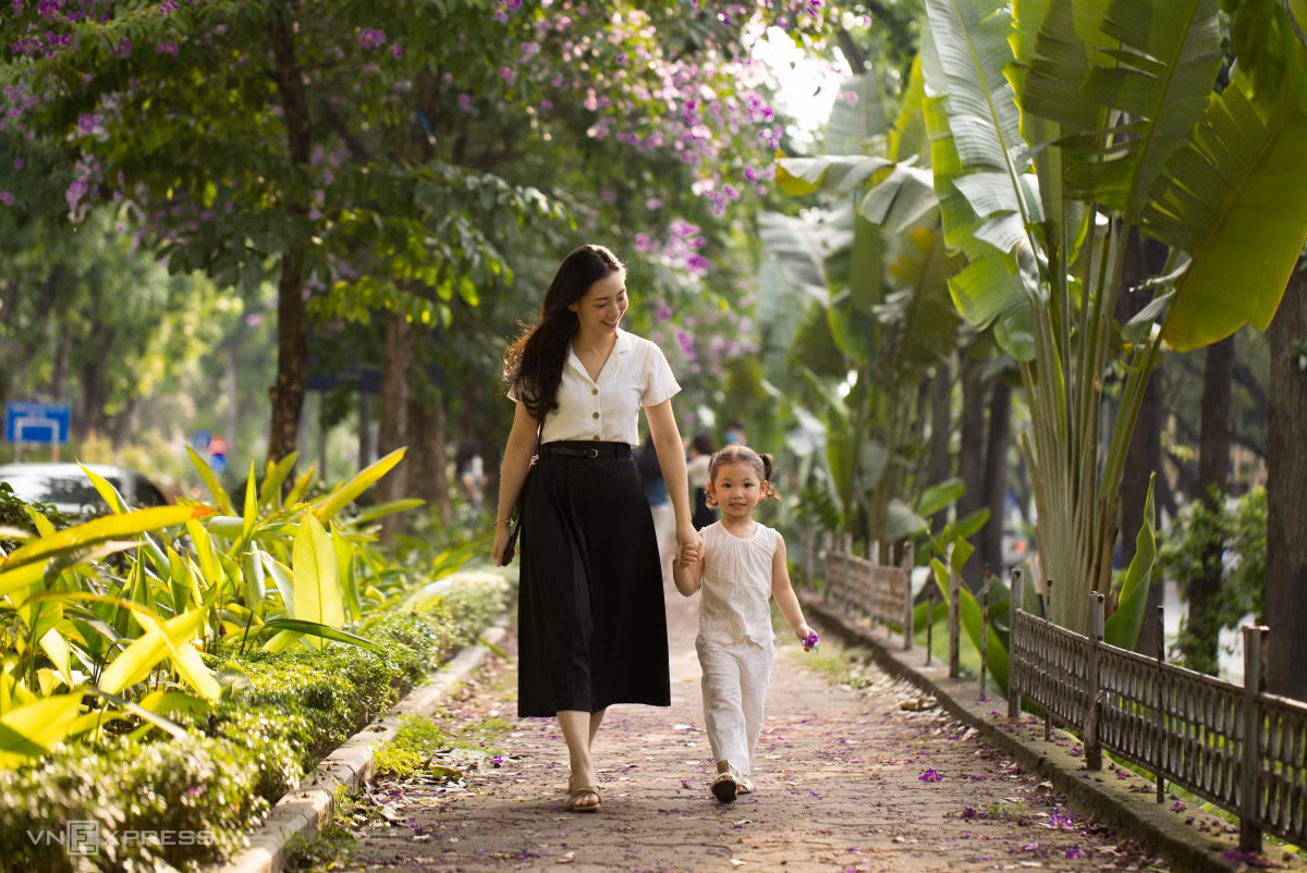 Người Hà Nội chen chân chụp ảnh hoa bằng lăng ảnh 8