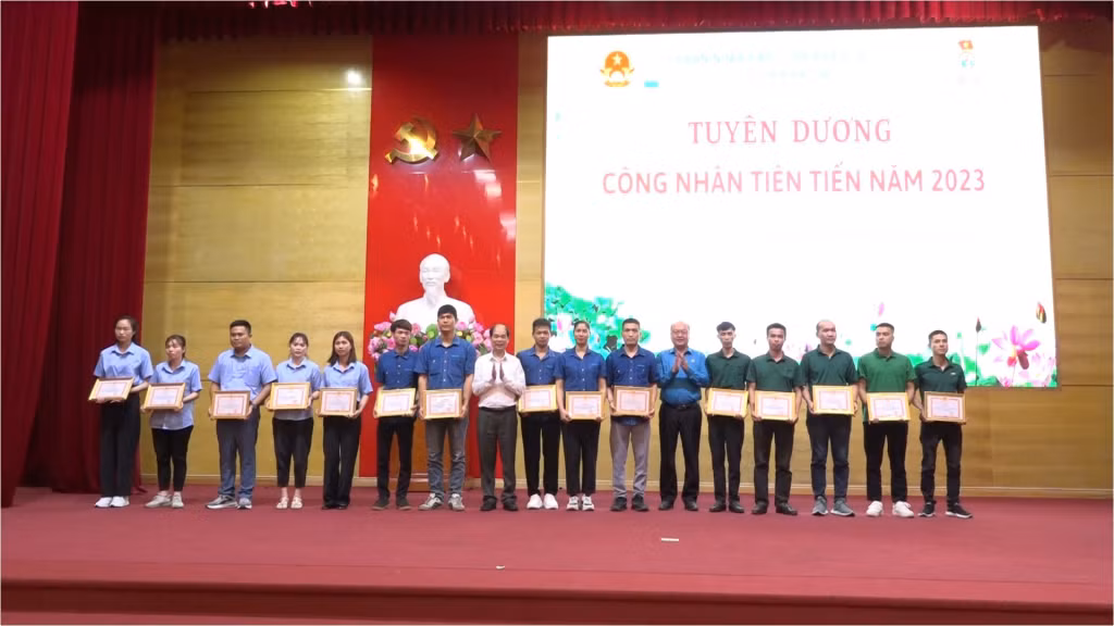 Lãnh đạo LĐLD tỉnh và lãnh đạo huyện Hải Hà trao khen thưởng cho 60 công nhân tiêu biểu năm 2023.
