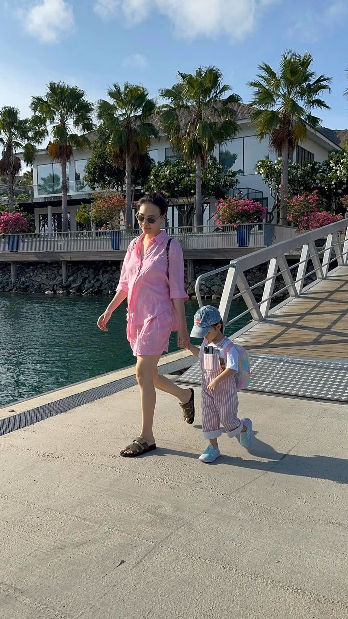 Cường Đô La đưa gia đình đi du lịch cuối tuần. Dù bận rộn nhưng vợ chồng Cường Đô la - Đàm Thu Trang luôn tranh thủ thời gian cho các con.