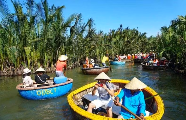 Du khách trải nghiệm thuyền thúng ở rừng dừa Bảy Mẫu. (Ảnh: Booking.com)